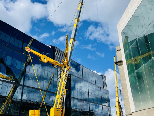 11 Edinburgh City Centre working with the 700t Liebherr