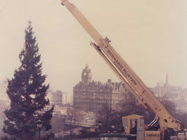 7 The Smiths LT30 Erecting Edinburgh Christmas Tree 1979